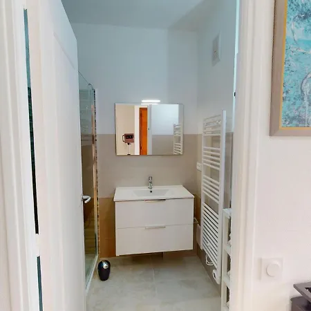 Superbe 2p Climatise Avec Terrasses, Garage Et Piscine, Face A La Mer. - Fr-1-196-222 Appartement *