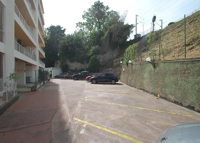 2P A Menton Avec Terrasse, Climatisation Et Garage - Fr-1-196-222 *